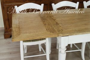 Tavolo da cucina in legno stile country con top in rovere e gambe tornite bianche